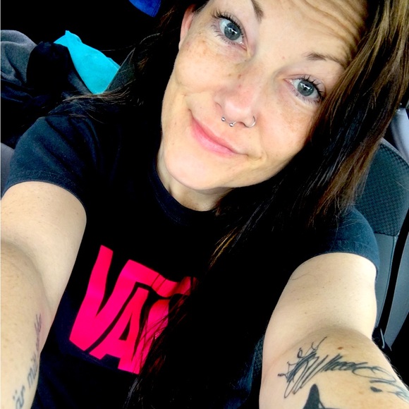 Meet your Posher, Julee - Picture 1 of 1